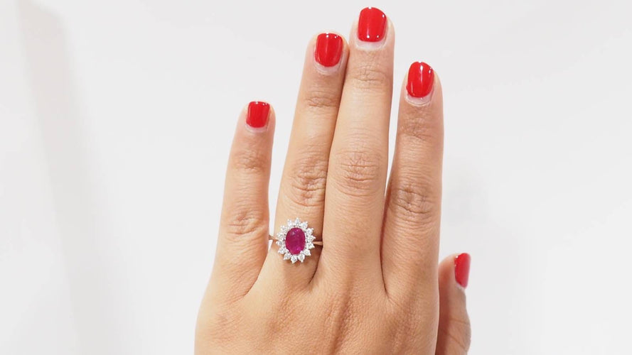 54 Bague entourage en or blanc, rubis et diamants 58 Facettes 32239