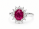 54 Bague entourage en or blanc, rubis et diamants 58 Facettes 32239