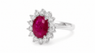 54 Bague entourage en or blanc, rubis et diamants 58 Facettes 32239