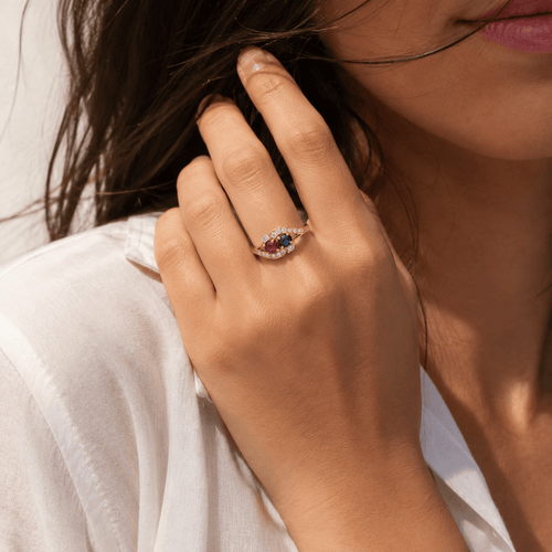 52 Toi & Moi - Bague en or jaune, saphir, rubis et diamants 58 Facettes 1.0000015/2