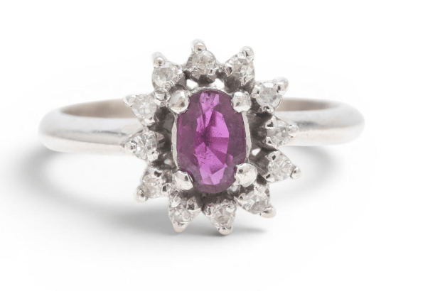 51 Bague en or blanc 18K avec rubis et diamants 58 Facettes E60