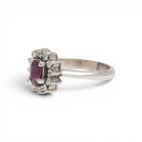 51 Bague en or blanc 18K avec rubis et diamants 58 Facettes E60