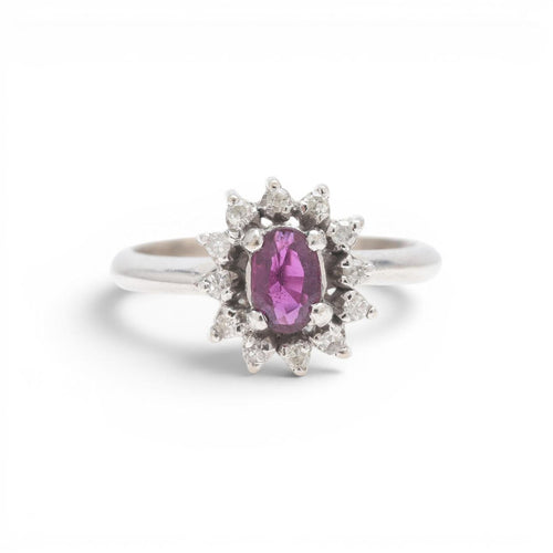 51 Bague en or blanc 18K avec rubis et diamants 58 Facettes E60