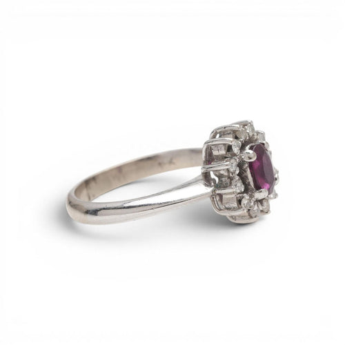51 Bague en or blanc 18K avec rubis et diamants 58 Facettes E60