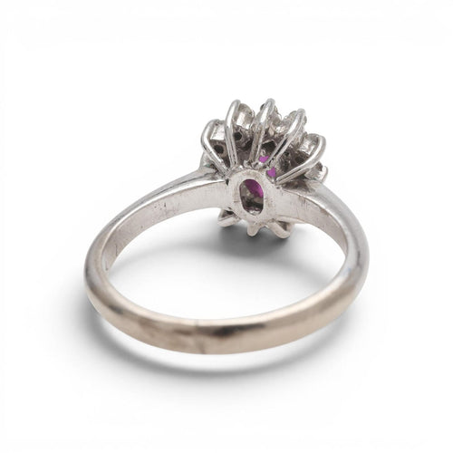 51 Bague en or blanc 18K avec rubis et diamants 58 Facettes E60