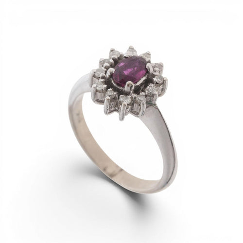 51 Bague en or blanc 18K avec rubis et diamants 58 Facettes E60