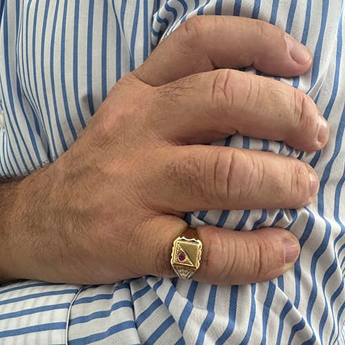 https://ledial.it/app/uploads/2026/07/38245-anello-oro-uomo-scudo-rubino_51.jpg