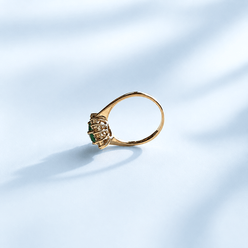 54.5 Bague marguerite en or jaune 18K, émeraude et diamants 58 Facettes 1790