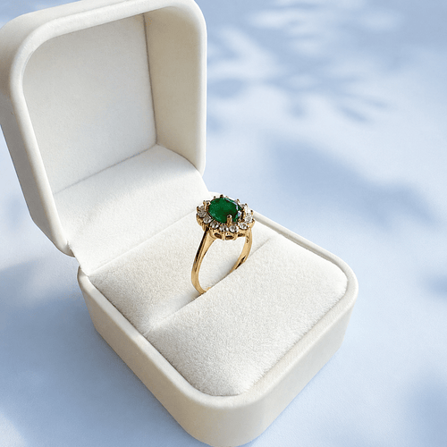 54.5 Bague marguerite en or jaune 18K, émeraude et diamants 58 Facettes 1790