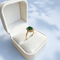 54.5 Bague marguerite en or jaune 18K, émeraude et diamants 58 Facettes 1790
