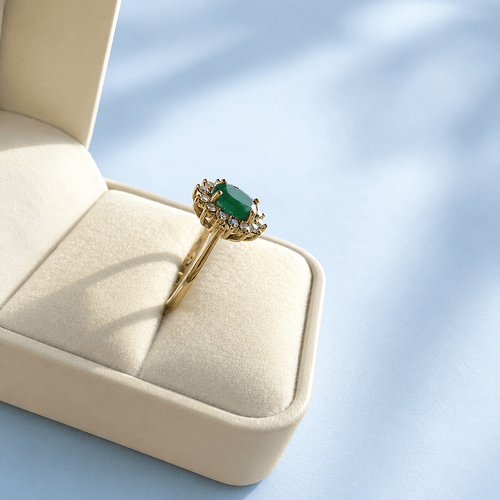 54.5 Bague marguerite en or jaune 18K, émeraude et diamants 58 Facettes 1790