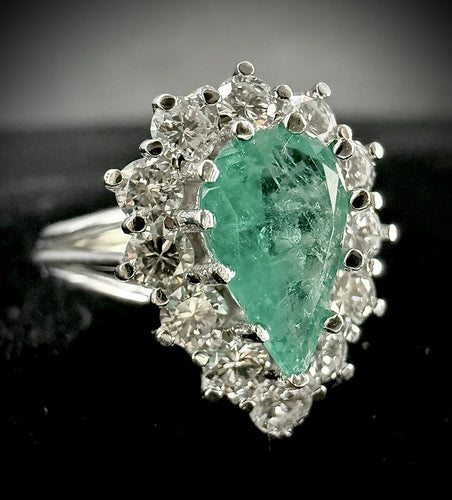 51 Bague en or blanc 18 carats, émeraude poire et diamants 58 Facettes Bague 5