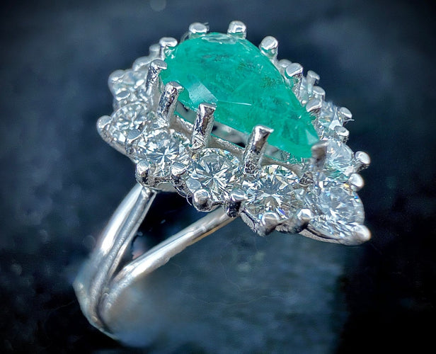 51 Bague en or blanc 18 carats, émeraude poire et diamants 58 Facettes Bague 5