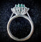 51 Bague en or blanc 18 carats, émeraude poire et diamants 58 Facettes Bague 5