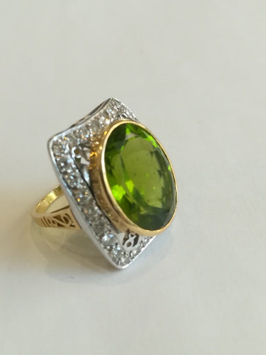54 Bague cocktail en or jaune et blanc, péridot et diamants 58 Facettes 01374