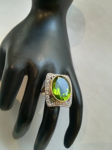 Bague 54 Bague cocktail en or jaune et blanc, péridot et diamants 58 Facettes 01374