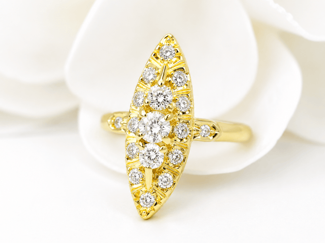 55.5 Bague marquise en or jaune et diamants 58 Facettes 33721