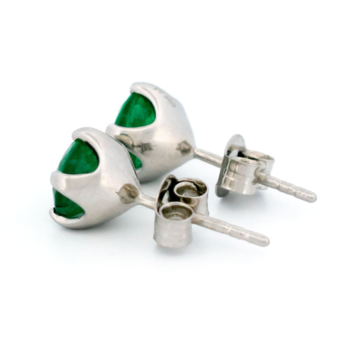 Boucles d'oreilles Boucles d’oreilles puces en platine avec émeraudes de 2,76 ct 58 Facettes C6BDB1AFF185464FAE3658D3AAC06801