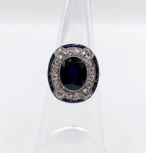 50 Bague pompadour Art déco en or blanc, saphir et diamants 58 Facettes A07580