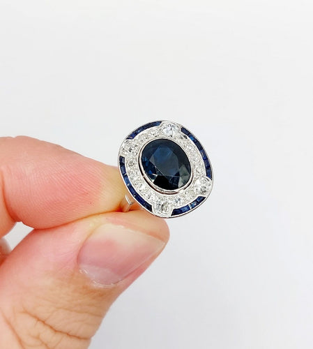 50 Bague pompadour Art déco en or blanc, saphir et diamants 58 Facettes A07580