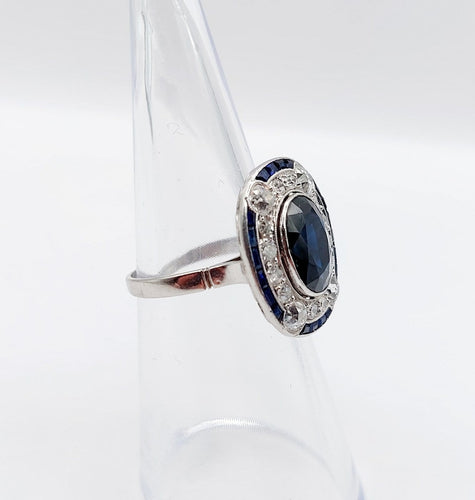 50 Bague pompadour Art déco en or blanc, saphir et diamants 58 Facettes A07580