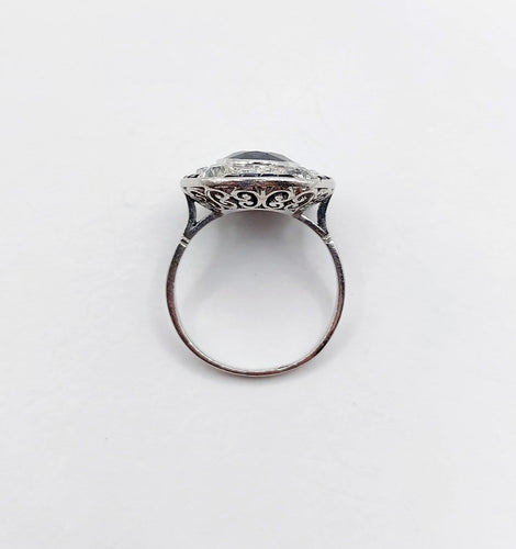 50 Bague pompadour Art déco en or blanc, saphir et diamants 58 Facettes A07580