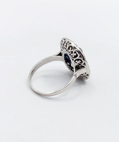 50 Bague pompadour Art déco en or blanc, saphir et diamants 58 Facettes A07580