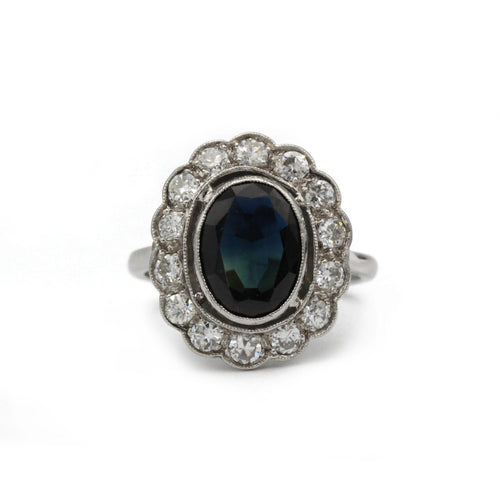 54 Bague marguerite en or blanc, diamants et saphir 58 Facettes SA029