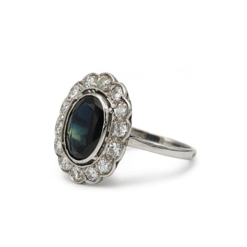 54 Bague marguerite en or blanc, diamants et saphir 58 Facettes SA029