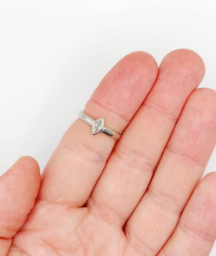 52.5 Bague solitaire en or blanc et diamant taille marquise 58 Facettes A07558