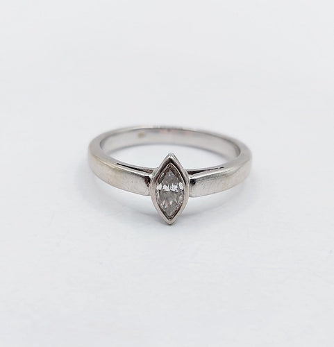 52.5 Bague solitaire en or blanc et diamant taille marquise 58 Facettes A07558