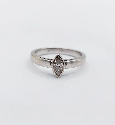 52.5 Bague solitaire en or blanc et diamant taille marquise 58 Facettes A07558