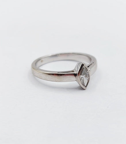 52.5 Bague solitaire en or blanc et diamant taille marquise 58 Facettes A07558