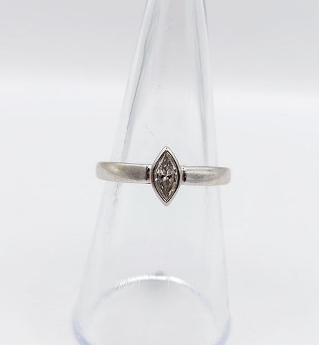 52.5 Bague solitaire en or blanc et diamant taille marquise 58 Facettes A07558