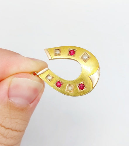 Pendentif fer à cheval en or 18k, perles et verres rouges 58 Facettes A07533