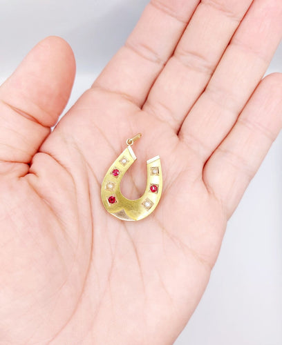 Pendentif fer à cheval en or 18k, perles et verres rouges 58 Facettes A07533
