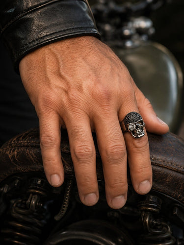 Bague 64 Bague tête de mort en or gris palladié et diamants 58 Facettes 40