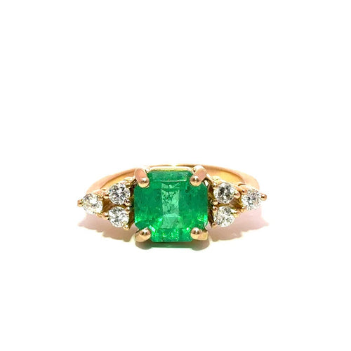 55 Bague en or jaune avec émeraude colombienne et diamants 58 Facettes 50481