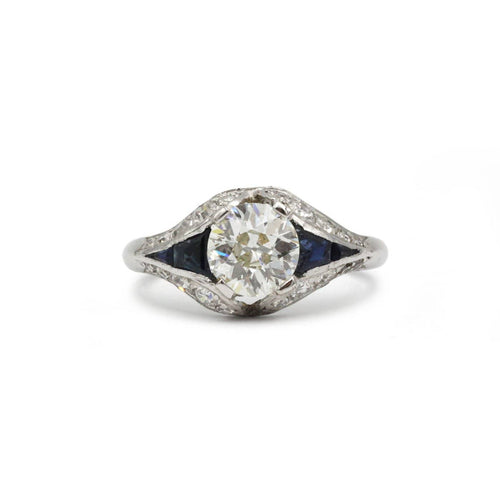 54 Art déco - Bague en platine, diamant central et saphirs 58 Facettes SA024