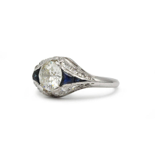 54 Art déco - Bague en platine, diamant central et saphirs 58 Facettes SA024