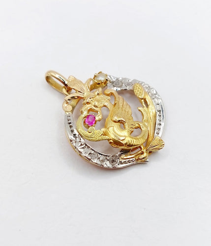 Pendentif chimère en or rose, platine, diamants, perle et rubis 58 Facettes A07495