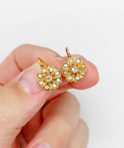 Dormeuses marguerite antiques en or rose 18k, diamants et perles 58 Facettes A07489