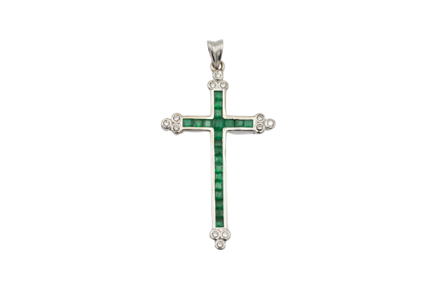 Pendentif croix en or blanc, émeraudes et diamants