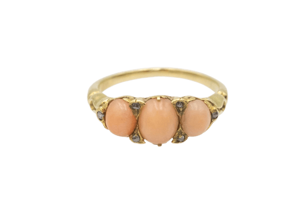 Bague édouardienne en or jaune, corail et diamants
