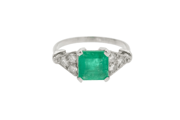 Bague en platine avec émeraude et diamants