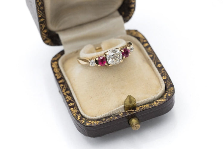 55 Bague en or jaune avec diamants anciens et rubis synthétiques 58 Facettes 13442