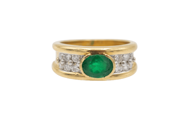 54 Bague chevalière française en or jaune, émeraude et diamants 58 Facettes KPL1