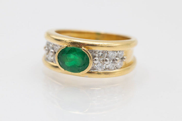 54 Bague chevalière française en or jaune, émeraude et diamants 58 Facettes KPL1