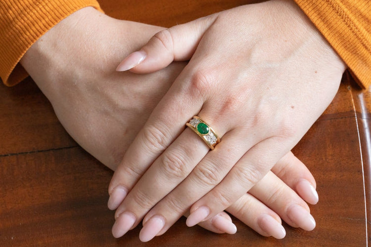 54 Bague chevalière française en or jaune, émeraude et diamants 58 Facettes KPL1