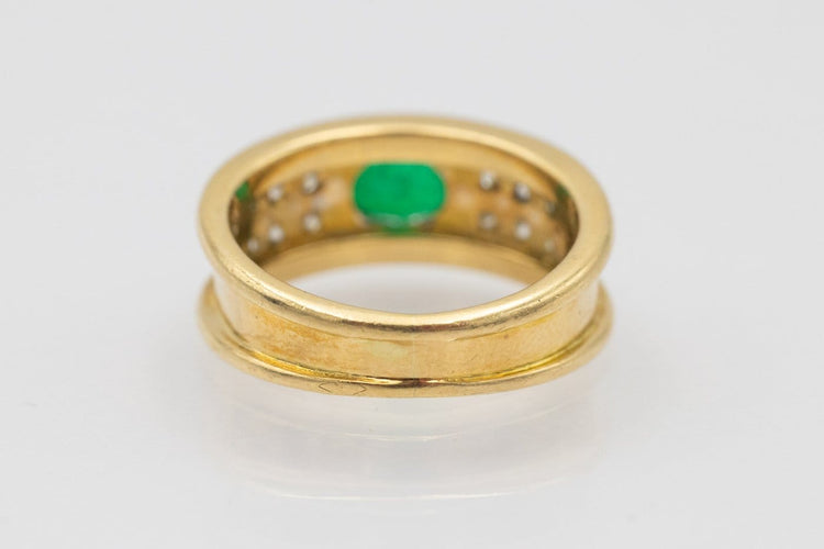 54 Bague chevalière française en or jaune, émeraude et diamants 58 Facettes KPL1